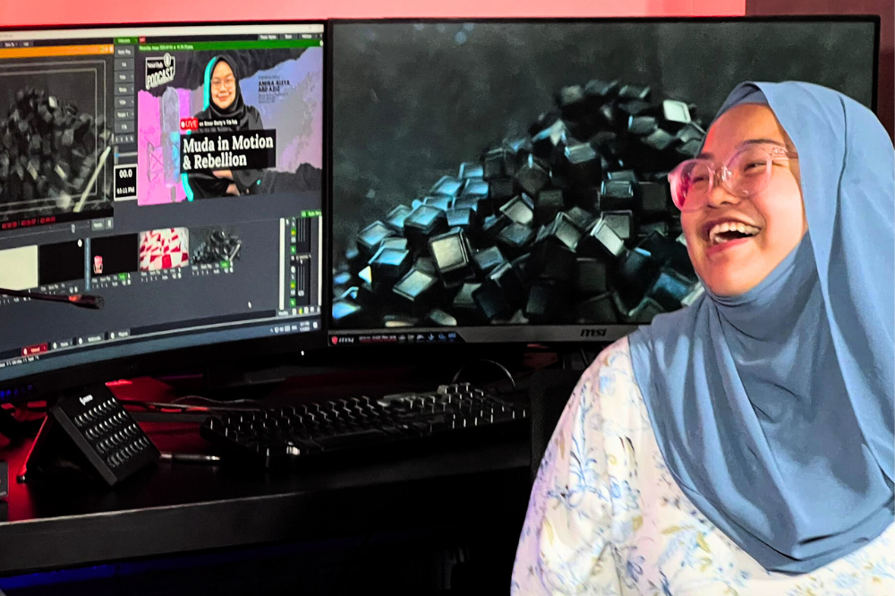 Amira Aisya during Sinar Daily's Top News Live episode.