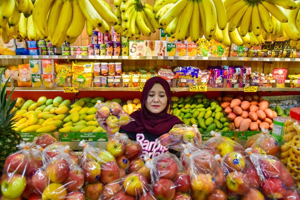 Just Fruits staff were seen arranging local and imported fruits following the new tax on imported fruits, with apples and oranges exempted as they are not grown locally and are popular during festive seasons on July 28, 2025. (BERNAMA PHOTO) 