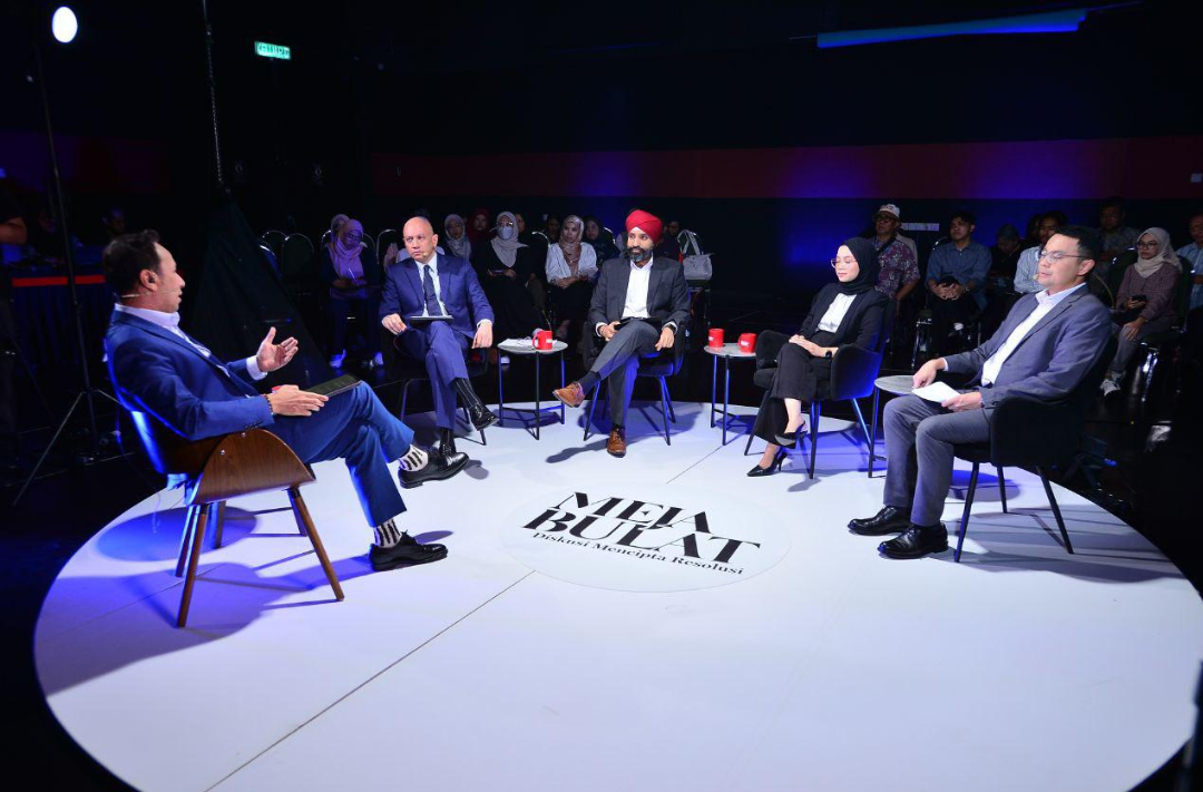 The roundtable discussion programme "Creating Resolutions" focused on the topic "Mapping the Journey of National Tax Reform" and featured panelists including Petaling Jaya Member of Parliament Lee Chean Chung, Tax lawyer Nur Hanina Mohd Azham from RDS Partnership (second from right), Indirect Tax Partner at Ernst & Young Tax Consultants Sdn Bhd Jalbir Singh Riar, (third from right) and President of the Bumiputra Retailers Organisation Malaysia (BRO) Datuk Syed Naqis Shahabuddin Syed Abdul Jabbar.