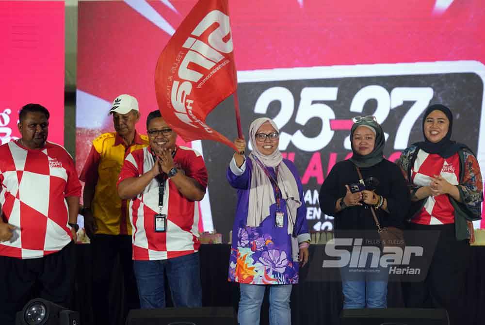 Zamri (right) accompanies Firdaus in raising the Sinar Harian flag as a symbolic gesture for the Sinar Harian 19th Anniversary Celebration at Dataran Karangkraf on Saturday.