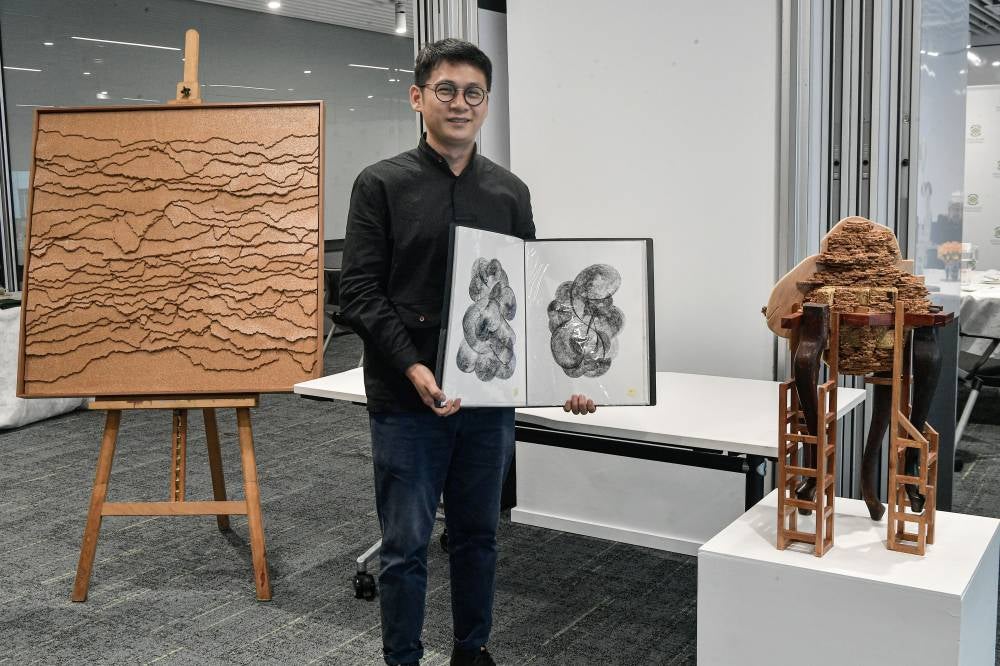  Lee Mok Yee showing his artworks. (BERNAMA PHOTOS) 