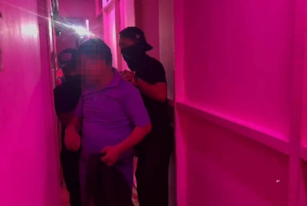 The operation was carried out by a team of officers and personnel from the Kuala Lumpur Immigration Department on Tuesday.
