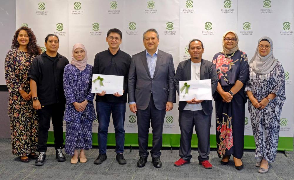 The selected participants for the KAAR 2025 programme are Lee Mok Yee (fourth from left), a multidisciplinary artist based in Kuala Lumpur and Amar Shahid Salehudin (third from right right) from Terengganu. Khazanah managing director Datuk Amirul Feisal Wan Zahir stands centre, in between Lee and Amar. (BERNAMA PHOTO)