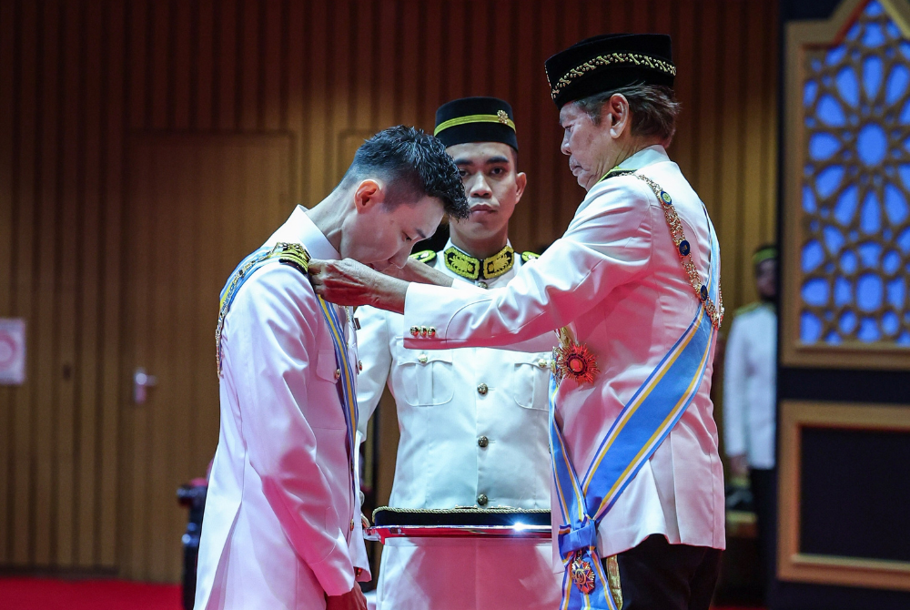 Badminton legend Lee Chong Wei has been awarded the Darjah Gemilang Pangkuan Negeri (DGPN), earning him the title “Datuk Seri.” - Bernama photo