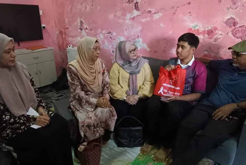 Fakhrullah (second from right) aspires to become a successful air-conditioning technician and change his family’s circumstances one day.