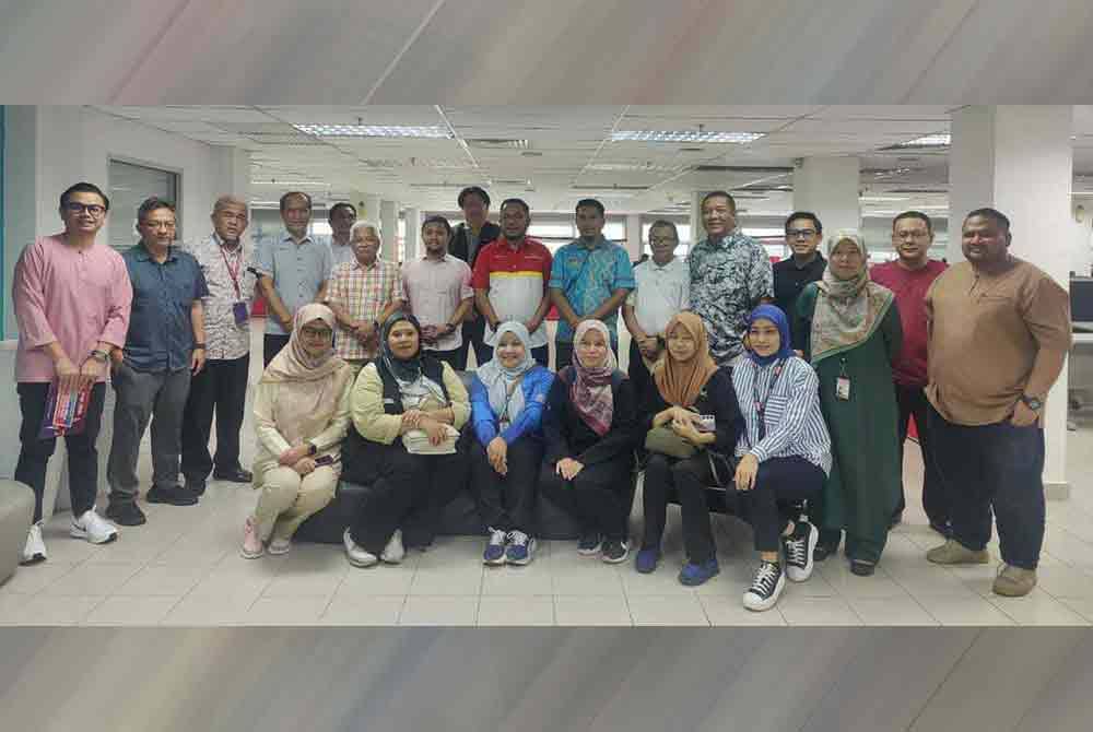 Karangkraf Advisor, Datuk Hussamuddin Yaacub (standing, fifth from left), received a visit from Aziahtul (seated, third from left) and Akmal (standing, second from left) during a site visit to Karangkraf recently, held in collaboration with PlanMalaysia Selangor, Peers Consult and MBSA.
