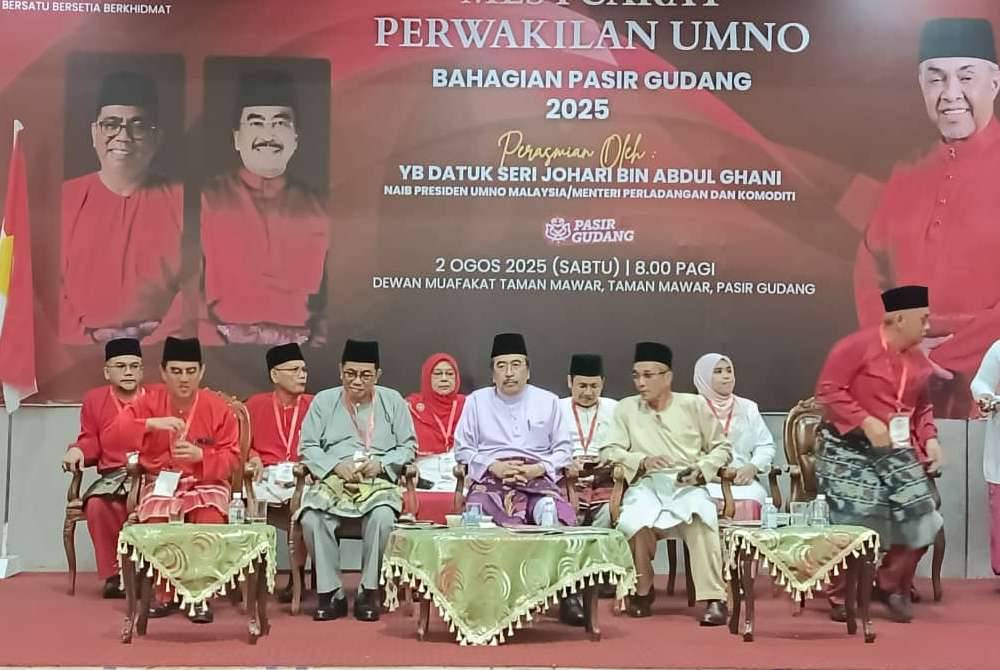 Umno vice-president Datuk Seri Johari Abdul Ghani (centre) officiating the Pasir Gudang Umno Division Conference at Dewan Muafakat Taman Mawar on Saturday.