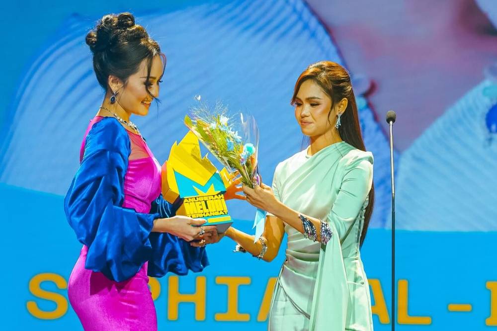 TV3 and its show Melodi are under fire after Bella was made to present an award to her ex-husband’s alleged former flame, Sophia, at AMT25. Photo: Facebook