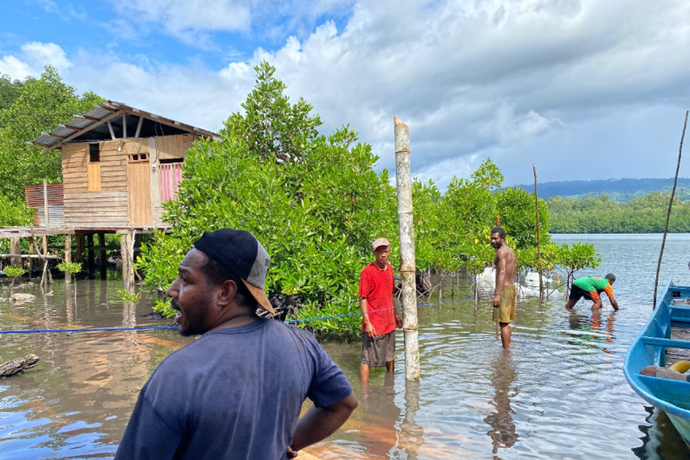 The members of Togar Puan group who works to cultivate the crabs.