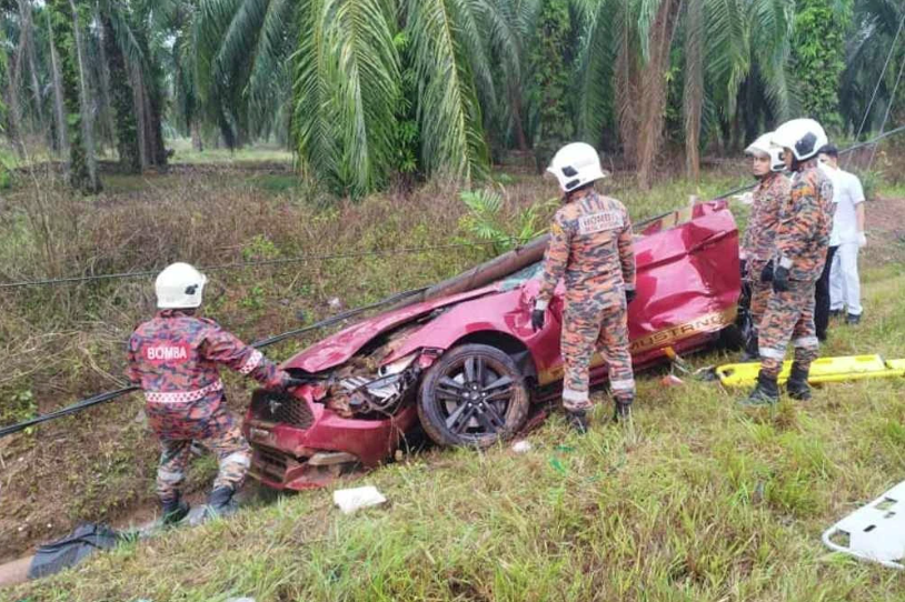 A married couple died tragically after the car they were travelling in skidded and crashed into power poles at KM13 of Jalan Segamat-Kuantan, yesterday.