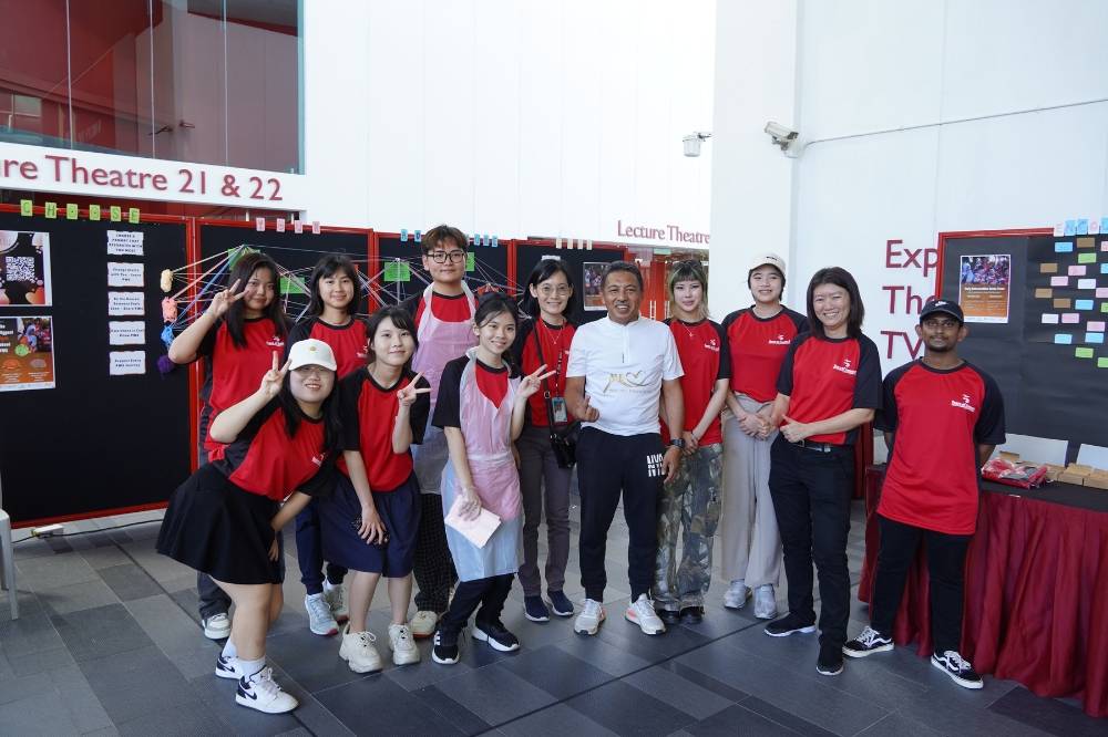 Azhar (middle), with a group of Taylor’s College Diploma in Communication programme students running the event to raise awareness and foster greater understanding of PWS. 