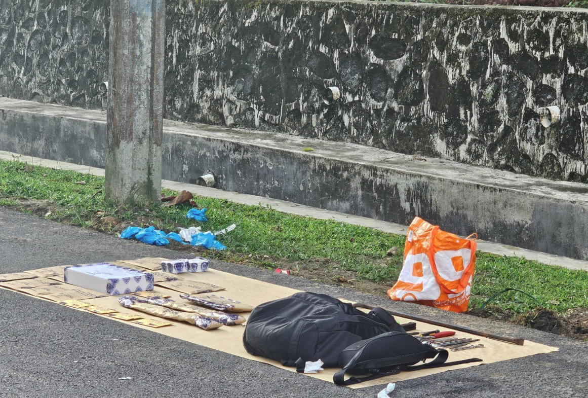 A search of the suspect’s car uncovered a revolver, various burglary tools, and a police vest, he told a press conference held at the scene. - Photo by Bernama