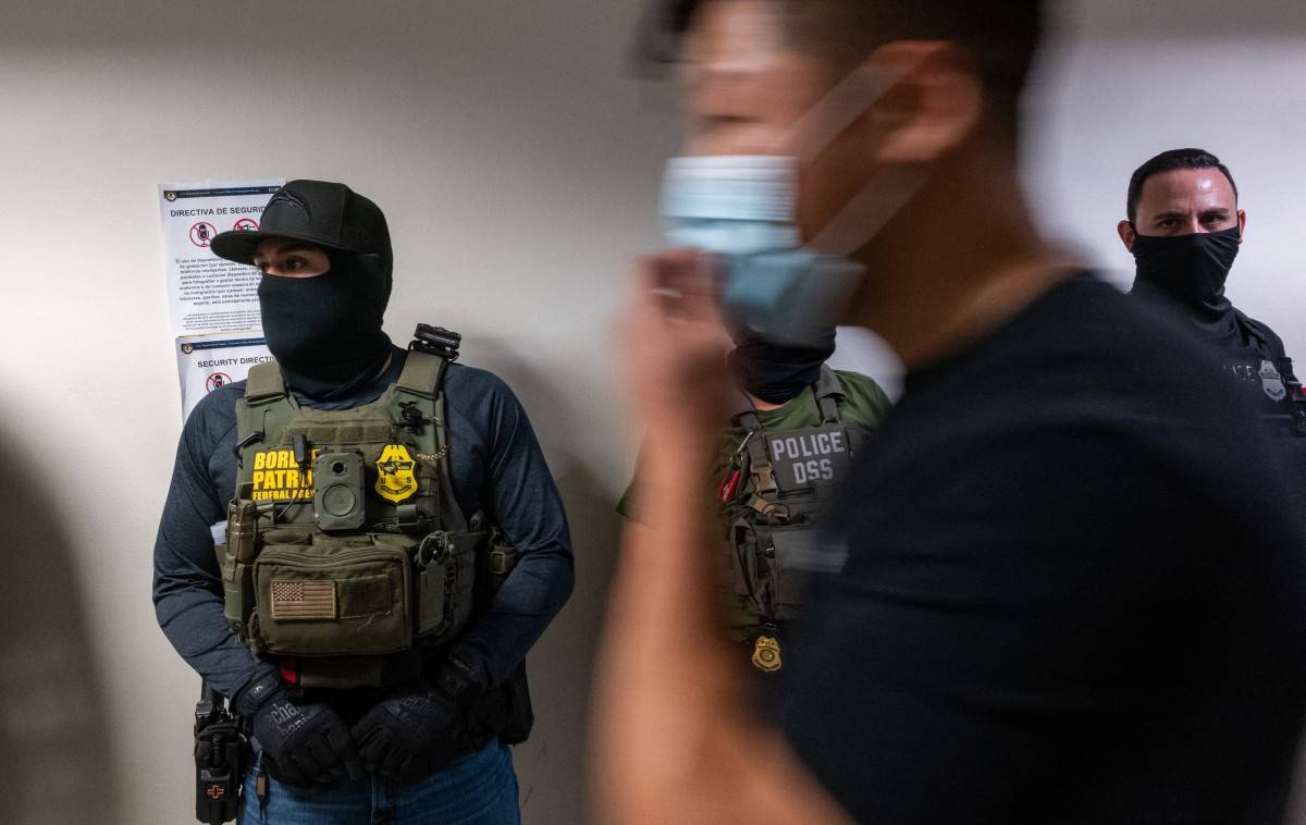 Federal agents patrol the halls of immigration court at the Jacob K. Javitz Federal Building on Aug 5, 2025 in New York City. - (Photo by SPENCER PLATT / Getty Images via AFP)