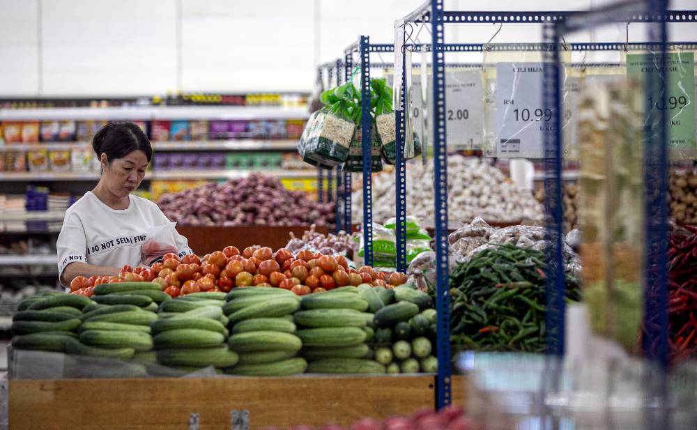 Perak KPDN urges consumers to stay alert to price changes following the reimplementation of SST and report any unreasonable hikes. (BERNAMA PHOTO) 
