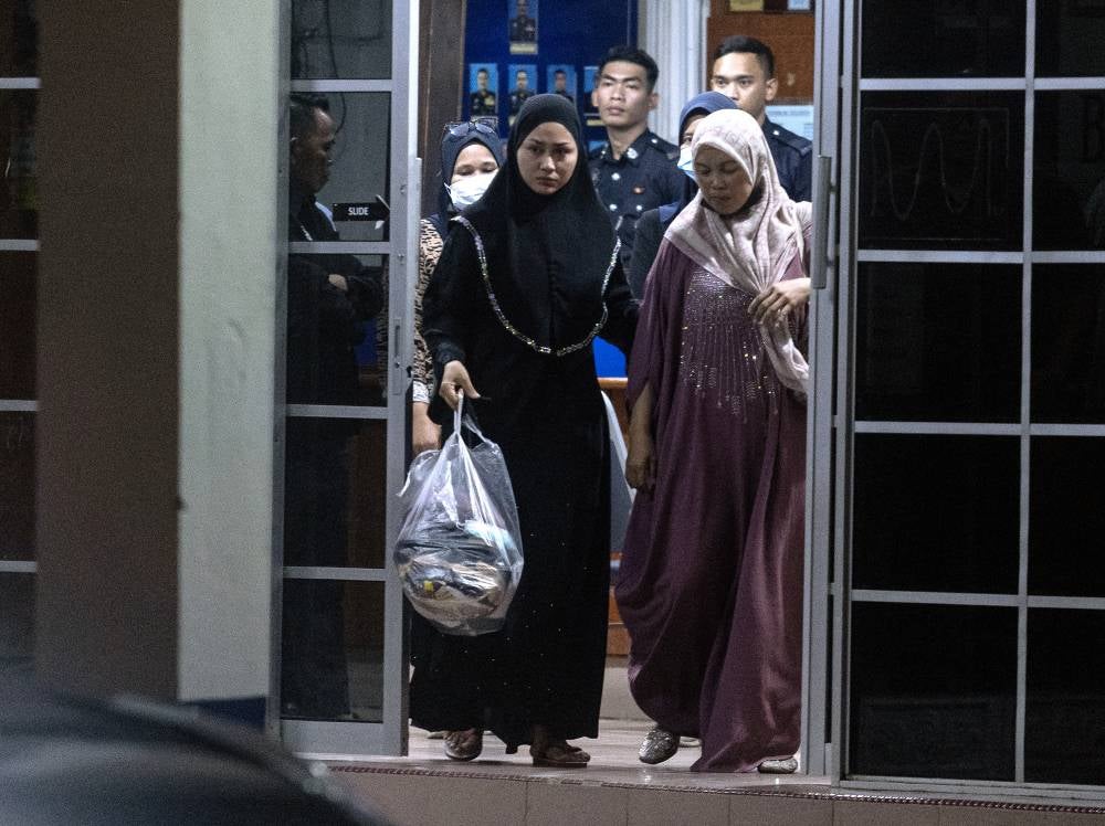 Police have confirmed that dikir barat singer Wan Norshaheeda Azlin Wan, better known as Eda Ezrin and another individual, Nur Aida Mamat, 33, completed giving their statements at the Rantau Panjang Police Station in Pasir Mas last night. Photo by Bernama