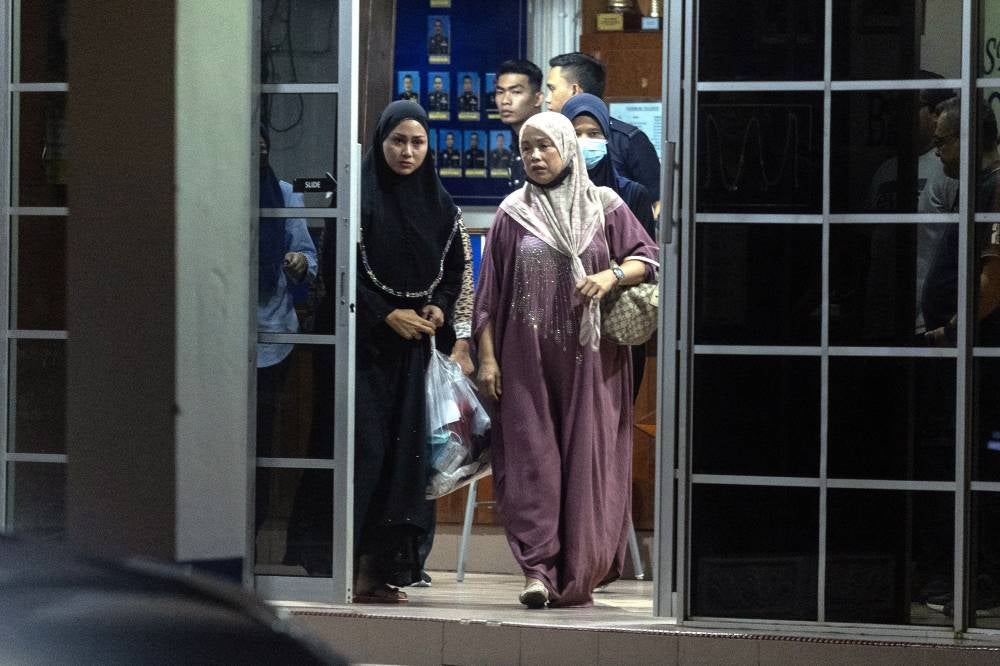 Police have confirmed that dikir barat singer Wan Norshaheeda Azlin Wan, better known as Eda Ezrin and another individual, Nur Aida Mamat, 33, completed giving their statements at the Rantau Panjang Police Station in Pasir Mas last night. Photo by Bernama