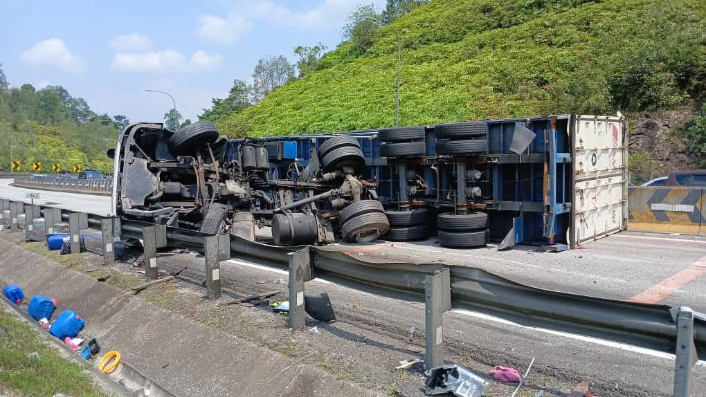 A container truck accident at KM 256.7 on the northbound North-South Expressway (PLUS), between Menora Tunnel and the Kuala Kangsar exit, caused a seven-kilometre traffic jam. Photo: X/@mohd_escobar