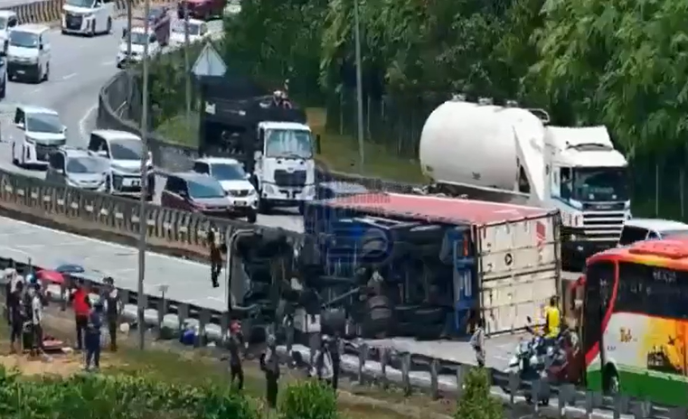 A container truck accident at KM 256.7 on the northbound North-South Expressway (PLUS), between Menora Tunnel and the Kuala Kangsar exit, caused a seven-kilometre traffic jam. Photo: Plus CCTV