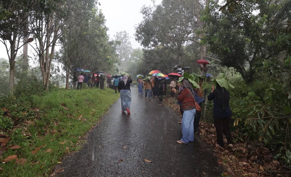The public, including members of the media gathered at the Tanjung Ubi Islamic Cemetery in Kampung Masapol Sipitang, where Zara Qairina Mahathir, 13, was buried. Photo by Bernama