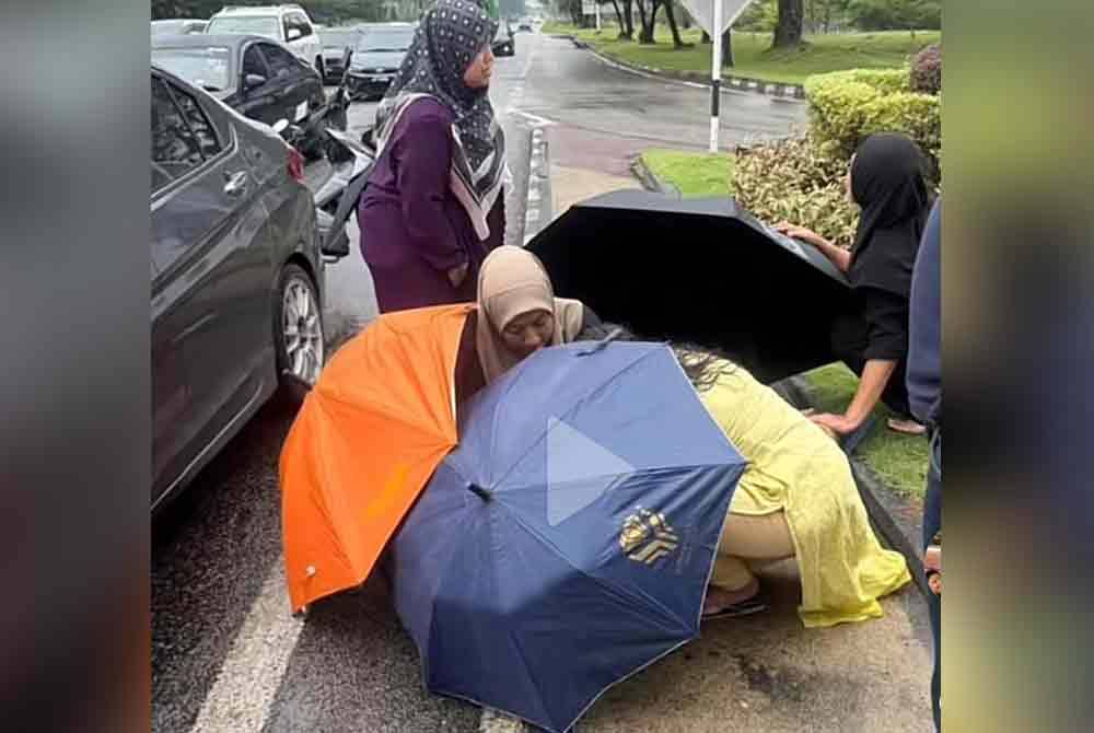 Road users banded together to help a woman deliver her baby by the roadside near the Taman Dahlia traffic lights last Sunday.