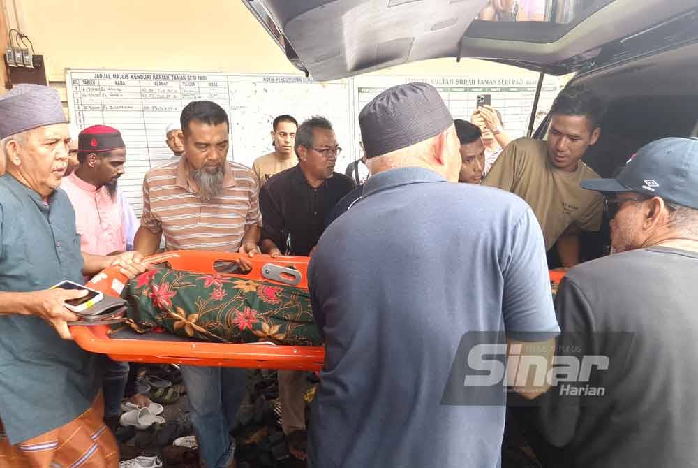 The late victim’s body arrived at the Taman Sri Pagi surau for funeral prayers before being buried at the Senawang Islamic Cemetery on Tuesday.