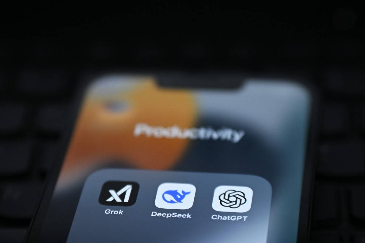 An illustration photograph taken on February 20, 2025 shows Grok, DeepSeek and ChatGPT apps displayed on a phone screen, in a residential property in Guildford, south of London. (Photo by Justin TALLIS / AFP)