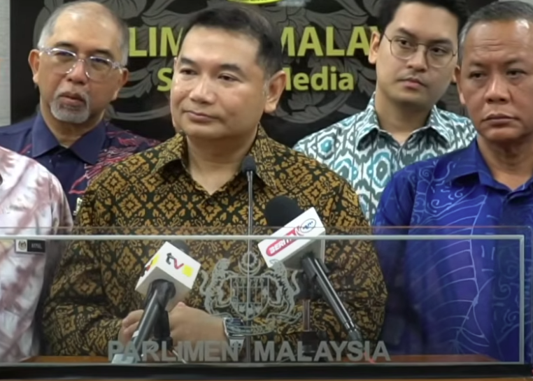 Former economy minister Datuk Seri Rafizi Ramli reveals that a threatening message was sent to his wife following the assault on their 12-year-old son yesterday.
