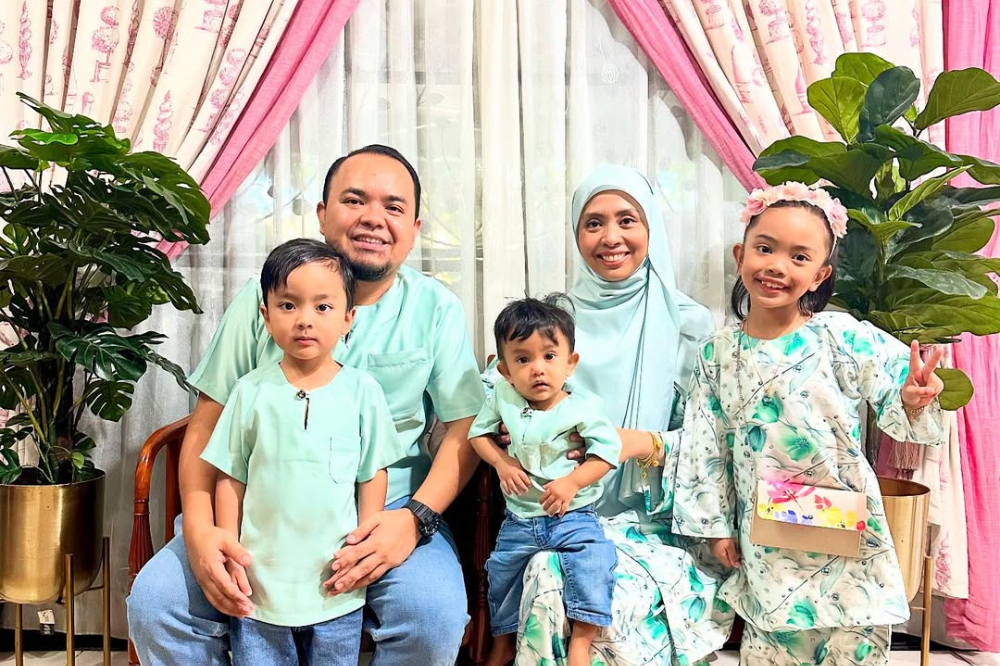 Faiz with his little family. - Credit photo: Instagram @faizaizuddin