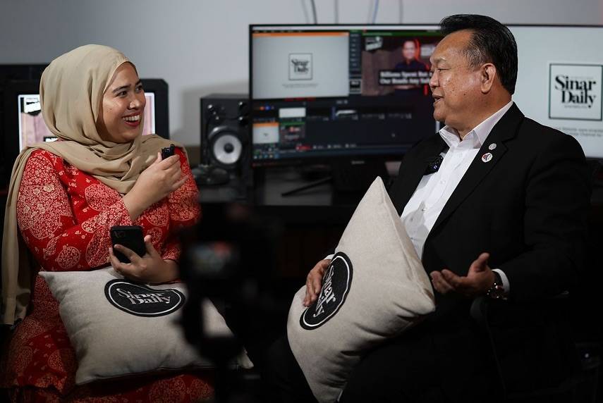 Works Minister Datuk Seri Alexander Nanta Linggi with Sinar Daily Editor Tasnim Lokman during Sinar Daily's podcast entitled 'Billions Spent but Are Our Roads Any Safer?'. - Photo: FACEBOOK / ALEXANDER NANTHA LINGGI