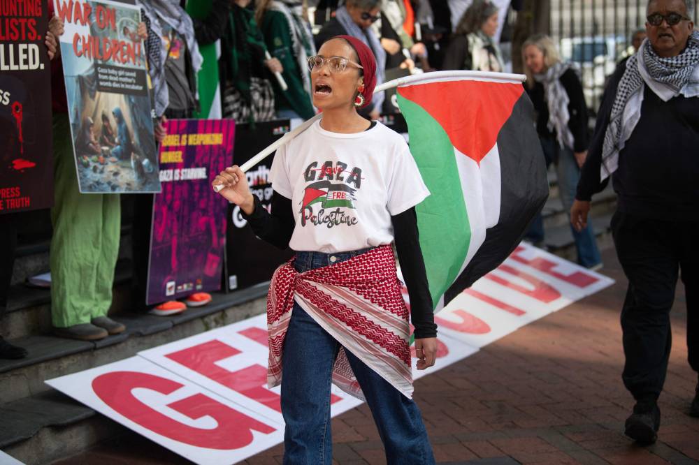 Ordinary citizens join South African journalists as they attend a vigil in solidarity with Palestinian media workers, at St George’s Anglican Cathedral in Cape Town on August 13, 2025. Qatari broadcaster Al Jazeera said on August 11, that five of its journalists were killed in an Israeli strike. Al Jazeera said five had been killed: correspondents Anas al-Sharif and Mohammed Qreiqeh along with camera operators Ibrahim Zaher, Mohammed Noufal and Moamen Aliwa. (Photo by RODGER BOSCH / AFP)