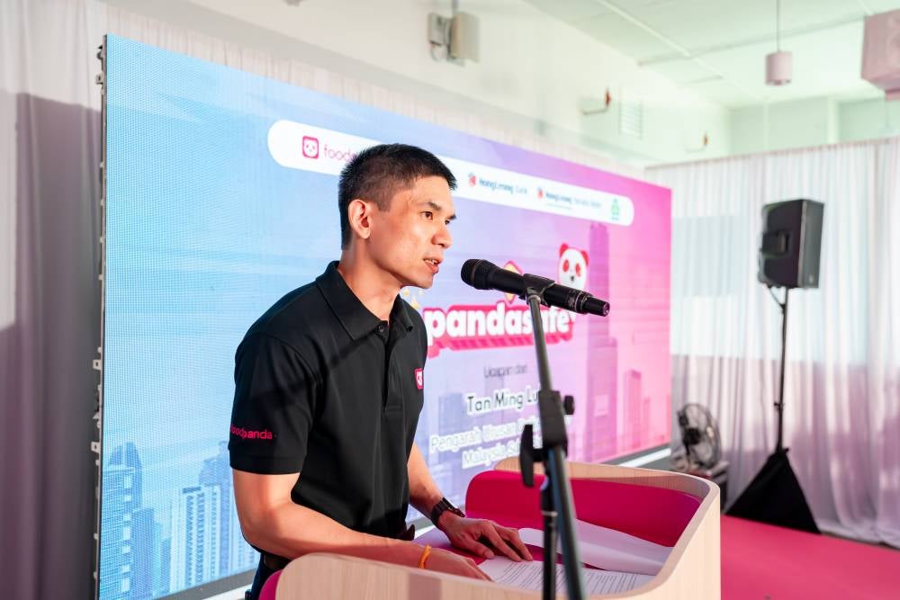 Tan Ming Luk, Managing Director,
foodpanda Malaysia welcomes the attendees during the launch of the pandasafe programme. - Photo: FOODPANDA