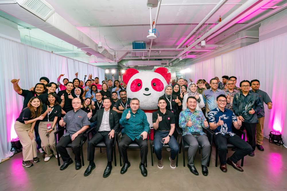 (From left to right) Goh Wei Ping, GM, YGP & Spare Parts Hong Leong YAMAHA Motor, Kevin Lam, Group Managing Director & CEO, Hong Leong Bank, YB Anthony Loke, Minister of Transport, Tan Ming Luk, Managing Director, foodpanda Malaysia, Encik Azirruan bin Arifin, Deputy Chief Executive (Operations) at PERKESO, and Sean Wang, CEO of Allianz Malaysia together with the foodpanda team during the launch of the pandasafe programme. 