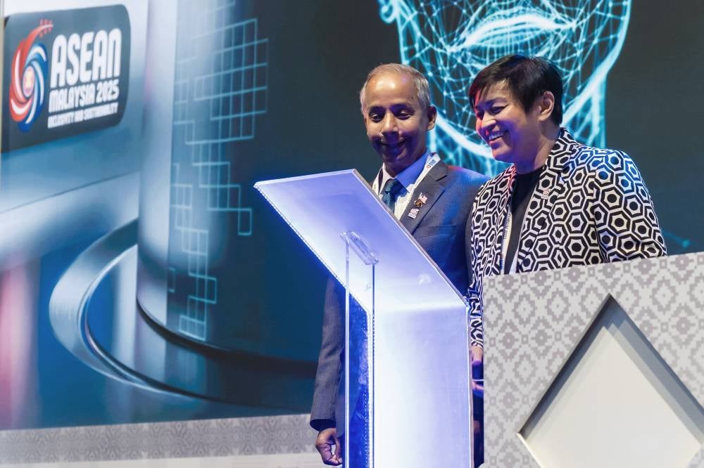 Minister in the Prime Minister’s Department (Law and Institutional Reform) Datuk Seri Azalina Othman Said (right) performs a facial scan as a gimmick to launch the Asean Law Forum 2025 at the Kuala Lumpur Convention Centre today. Also present was Deputy Minister in the Prime Minister’s Department (Law and Institutional Reform) M. Kulasegaran (left). Photo by Bernama