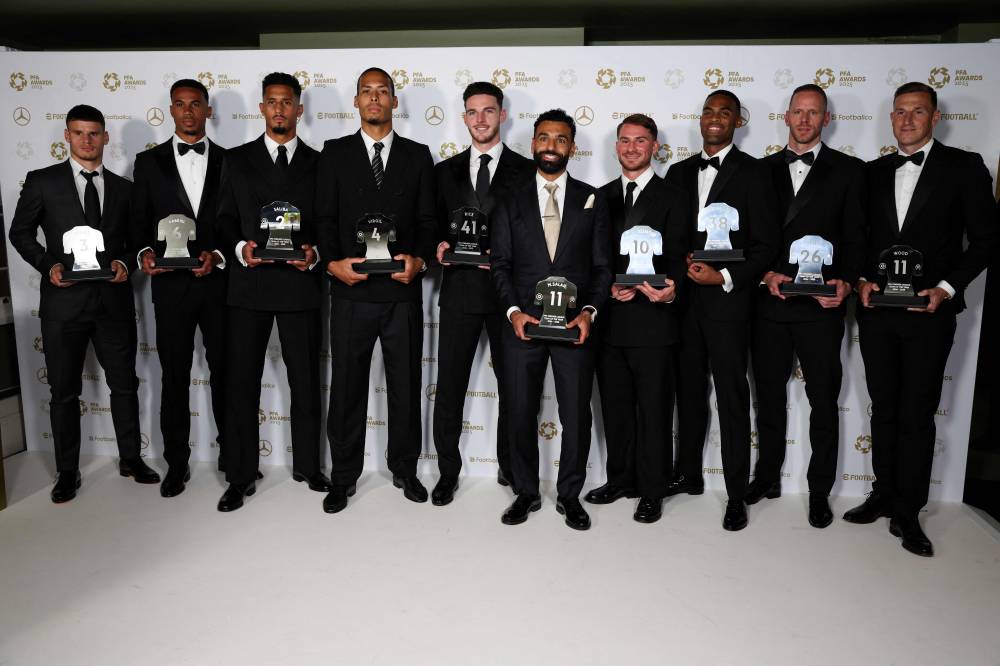 (From L to R) Liverpool's Hungarian defender Milos Kerkez, Arsenal's Brazilian defender Gabriel Magalhaes, Arsenal's French defender William Saliba, Liverpool's Dutch defender Virgil van Dijk, Arsenal's English midfielder Declan Rice, Liverpool's Egyptian striker Mohamed Salah, Liverpool's Argentinian midfielder Alexis Mac Allister, Liverpool's Dutch midfielder Ryan Gravenberch, Nottingham Forest's Belgian goalkeeper Matz Sels and Nottingham Forest's New Zealand striker Chris Wood pose with their Mens's PFA Premier League team of the Year awards backstage during the 2024-2025 Professional Footballers' Association (PFA) awards, at the Opera House in Manchester, northern England, on August 19, 2025. (Photo by Darren Staples / AFP)