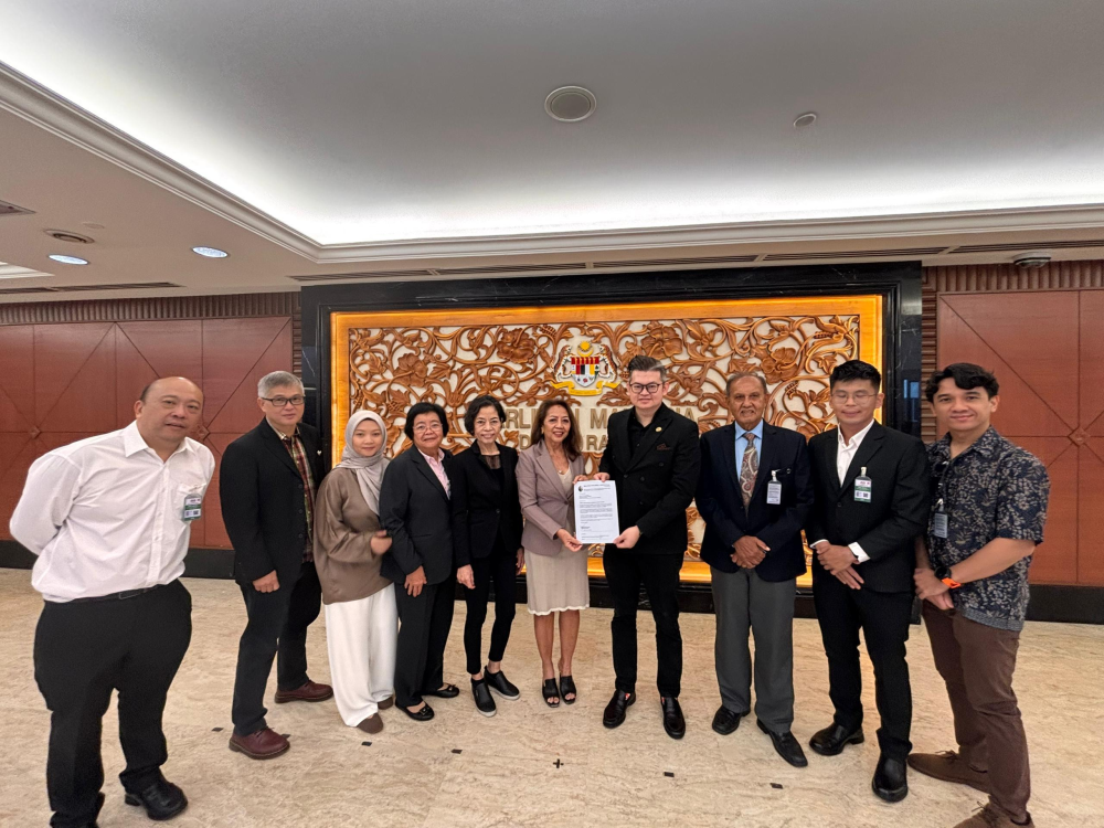 Dr Kelvin Yii (fourth from right) with Malaysia Pickleball Association members. (Photo from MPA) 
