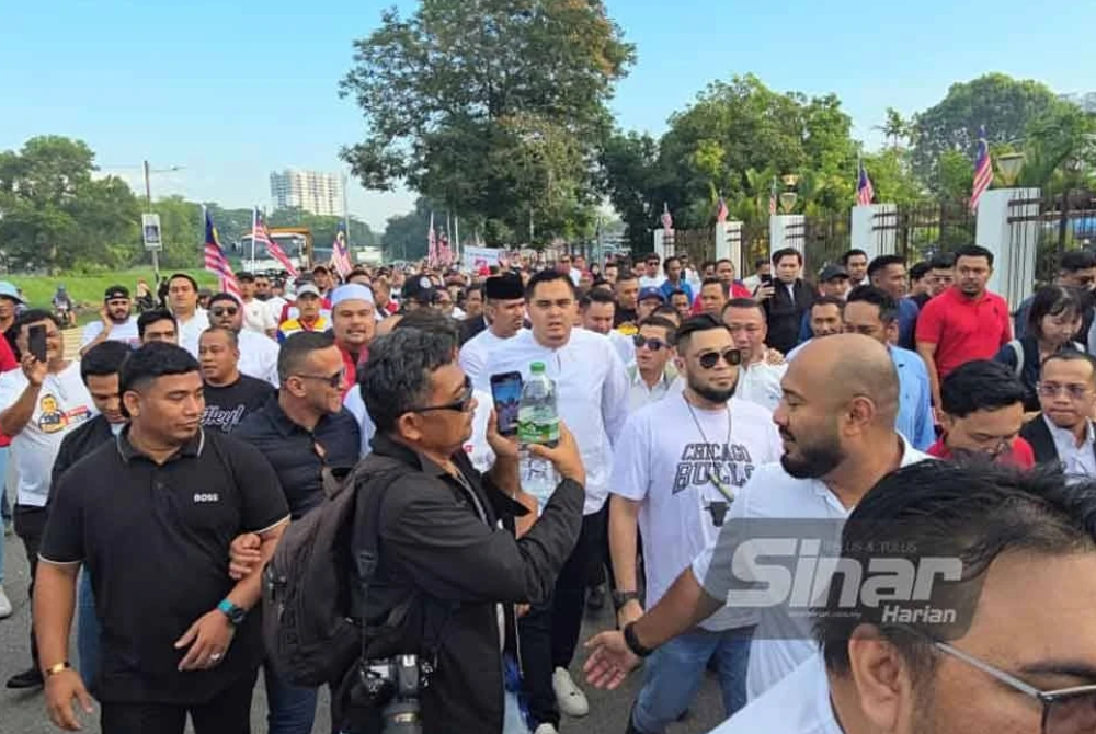 Crowd of supporters swells as Dr Akmal expected to be charged in Bukit Mertajam