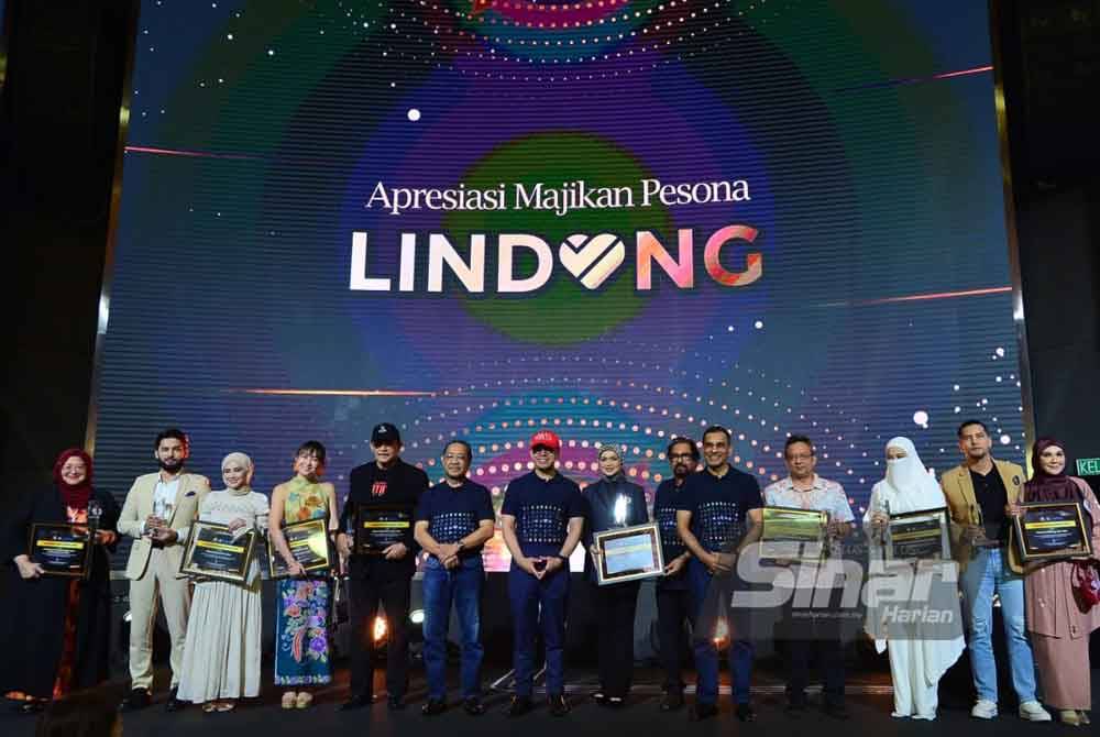 Eight recipients of the Perkeso Pesona Lindung Employer Award pose with Steven Sim (centre) at the Gala Night: Lindung Rebranding Launch in the capital on Friday. – PHOTO: SINAR HARIAN/ASRIL ASWANDI SHUKOR