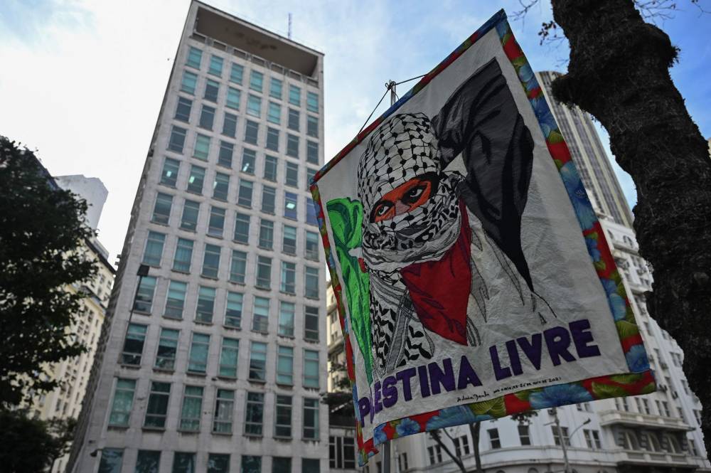 A view shows a flag reading 'Free Palestine' in a pro-Palestinian demonstration near the US consulate in Rio de Janeiro, Brazil on August 19, 2025. (Photo by MAURO PIMENTEL / AFP)