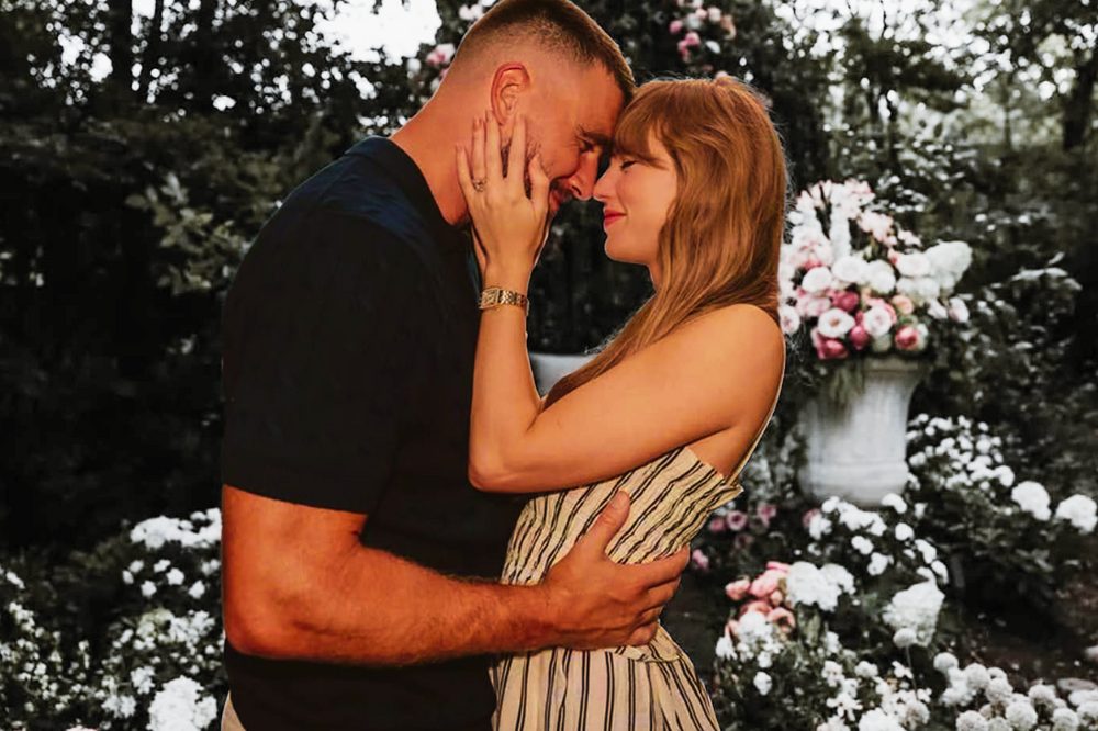 Aug 26 , the couple dropped the engagement news with a floral garden photo—captioned “Your English teacher and your gym teacher are getting married.” - Photo: edited in CANVA