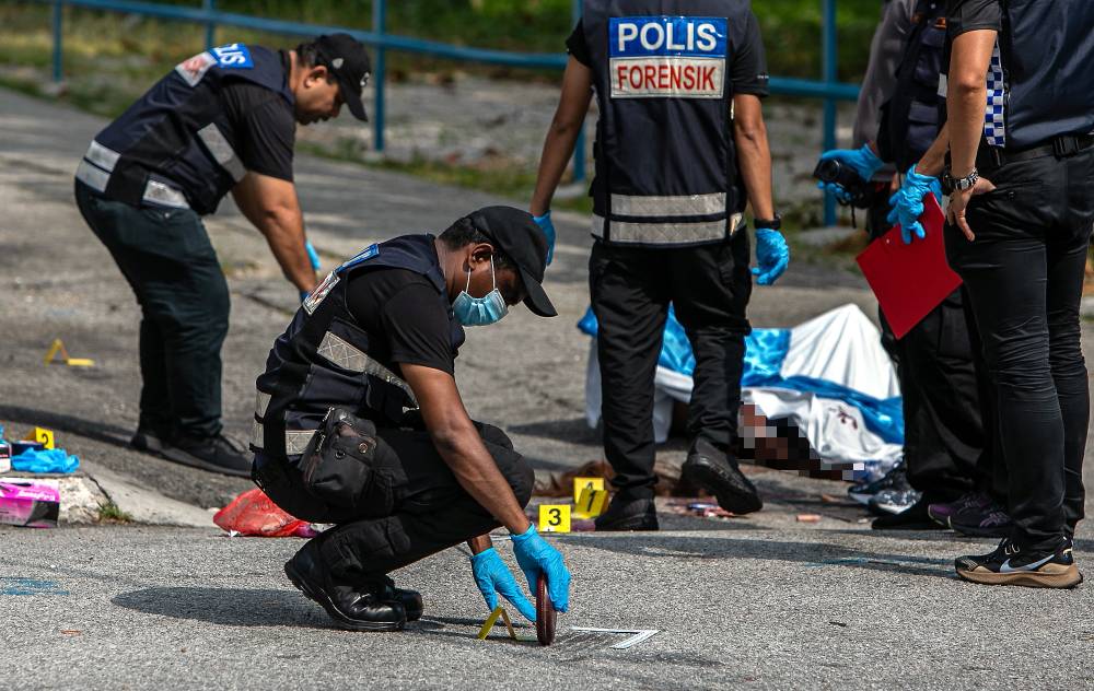 Police have mounted a search for a suspect believed to be involved in the murder of a man whose body was found in an alley near Jalan Horley here today. Photo by Bernama