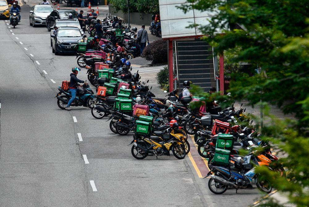 The Gig Workers Bill 2025, scheduled for second reading in the Dewan Rakyat tomorrow, will not lead to an increase in service prices or impose an additional burden on consumers, according to economist and policy specialist Dr Geoffrey Williams. - BERNAMA FILE PIX