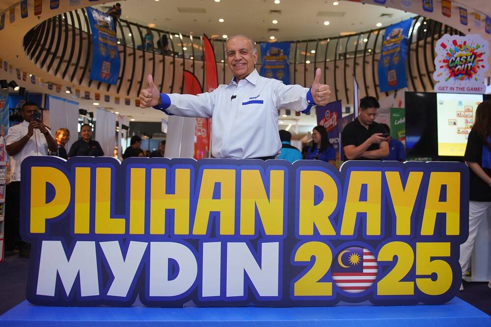 Ameer giving a thumbs-up during the launch of the Mydin Election Campaign 2025 at Mydin USJ, Subang Jaya, recently. Sinar Photo MOHD HALIM ABDUL WAHID