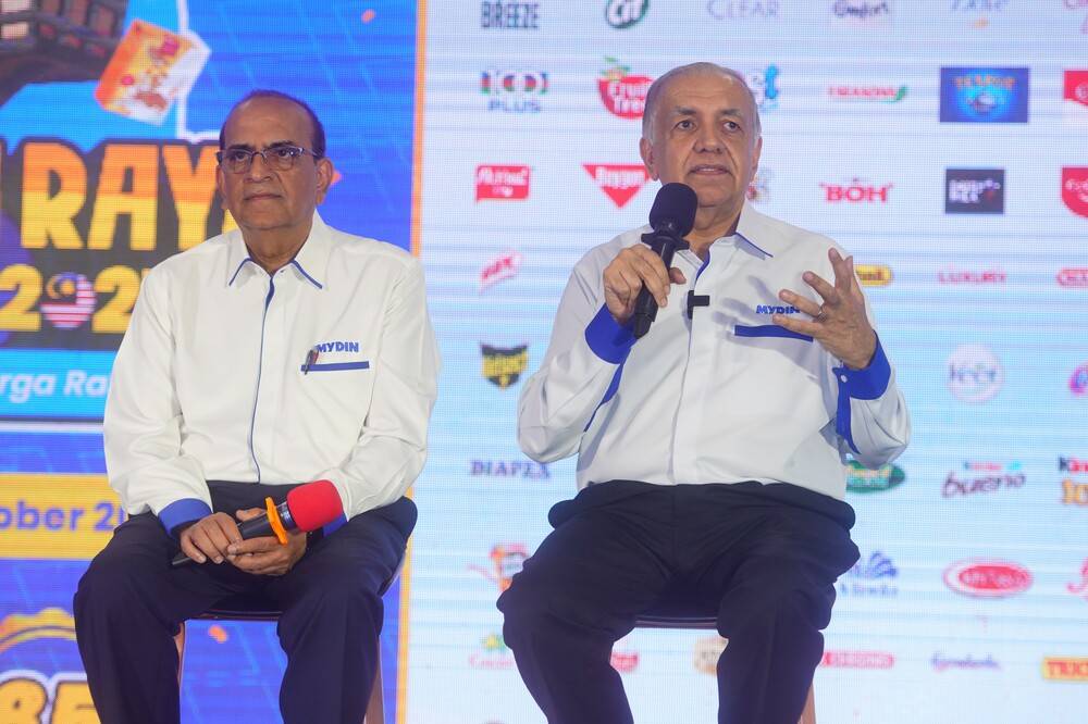 Ameer (right) during the special press conference for the Mydin Election Campaign 2025 at Mydin USJ. Sinar Photo MOHD HALIM ABDUL WAHID