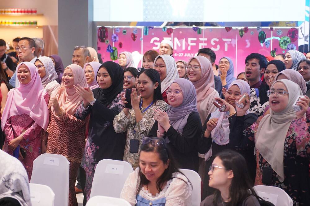 Excited customers showing support during the announcement of participating brands in the Mydin Election Campaign 2025 at Mydin USJ, Subang Jaya. Sinar Photo MOHD HALIM ABDUL WAHID