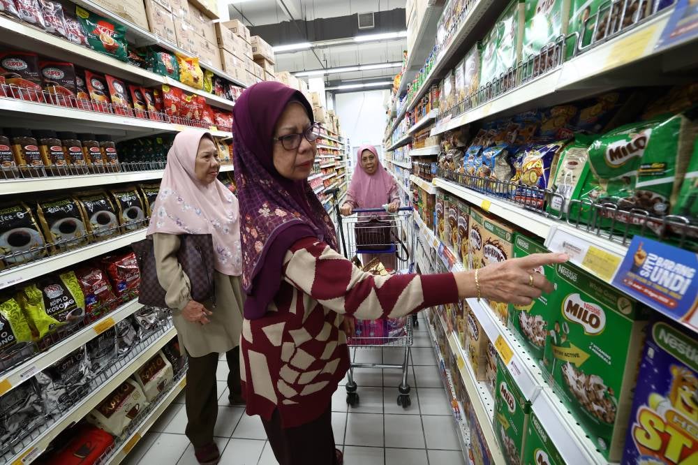 The RM100 one-off Sumbangan Asas Rahmah (Sara) assistance for every Malaysian citizen aged 18 and above through MyKad will be channelled on Aug 31. Bernama FILE PIX