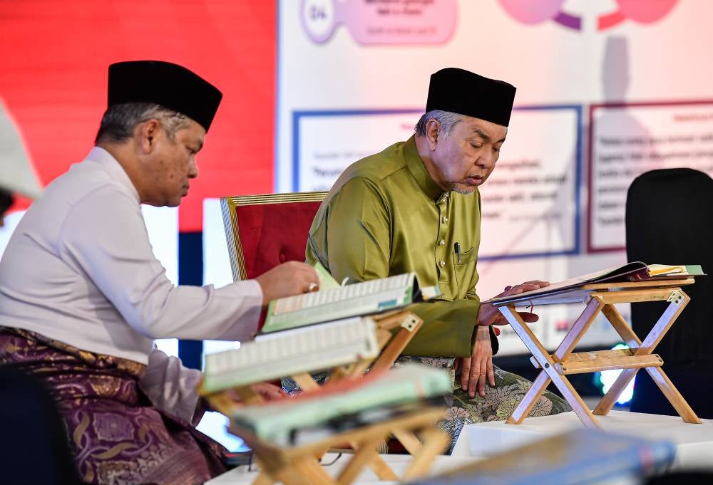 Deputy Prime Minister Datuk Seri Ahmad Zahid Hamidi (right) with Minister in the Prime Minister’s Department (Religious Affairs) Datuk Dr Mohd Na’im Mokhtar (left), attended the Malaysia #QuranHour programme at the National Mosque today. Photo by Bernama