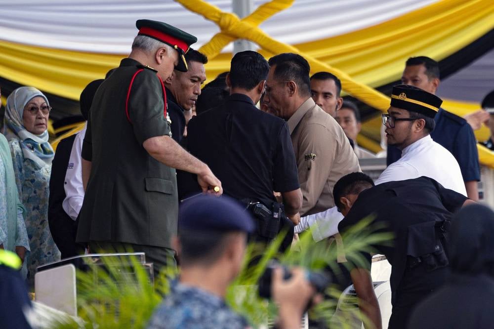 Police have detained a woman who attempted to attack the Sultan of Perak, Sultan Nazrin Shah, during the state-level National Day parade here today. Photo by Bernama