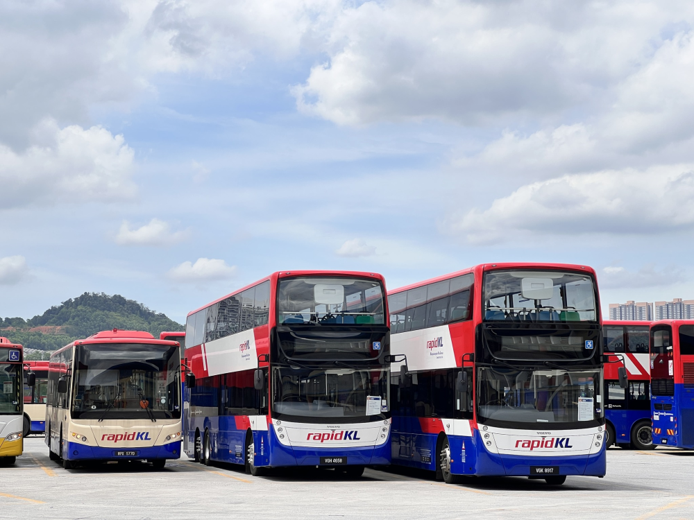 From today until November 30, Rapid KL is running its #JomNaikFeeder 2.0 campaign, giving passengers the chance to redeem Touch ’n Go e-wallet pins worth up to RM10, just by hopping on the feeder bus. Photo: Rapid KL/Facebook