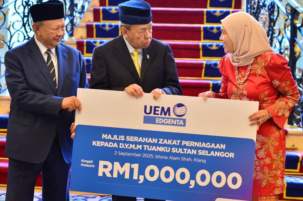 Edgenta Infrastructure Services Sdn Bhd contributed RM1 million in zakat, presented by managing director Raihana Ahmad - Photo by ASRIL ASWANDI SHUKOR