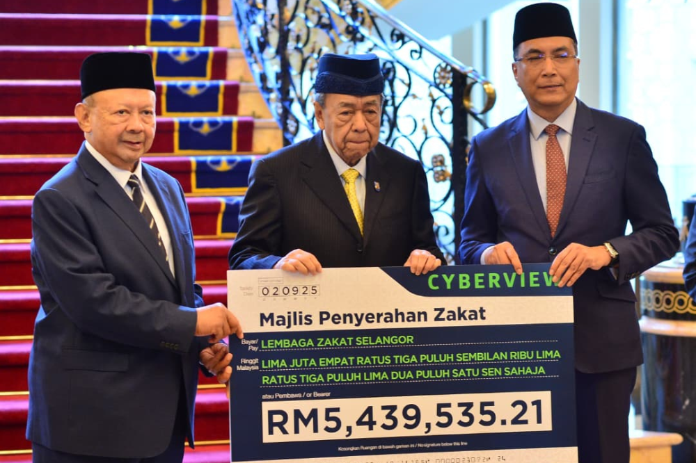 Sultan of Selangor receives RM5.43 million zakat contributions from Cyberview Sdn Bhd - Photo by ASRIL ASWANDI SHUKOR